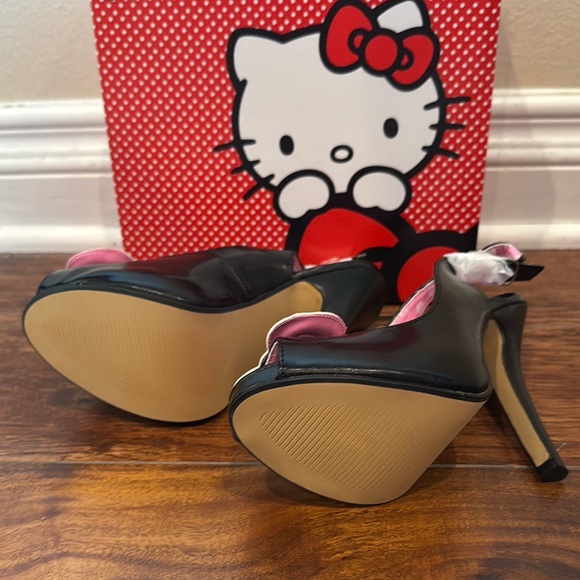 New Hello Kitty Black and Pink Heels Bow, Size 6, Vintage Rare! - Picture 4 of 10